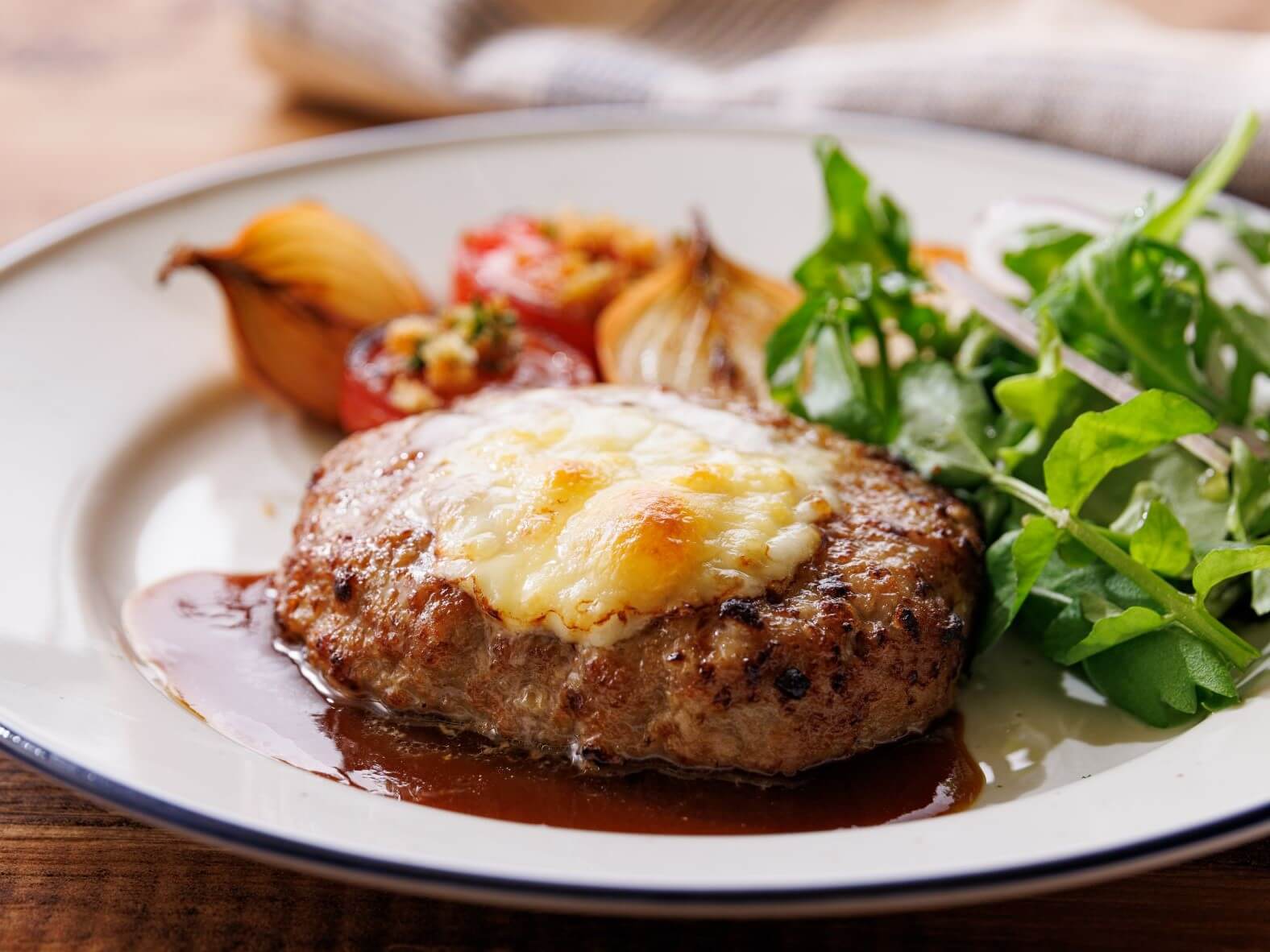 マンマチーズハンバーグ〈1個入り 固形量110g＋ソース28g〉_商品紹介1