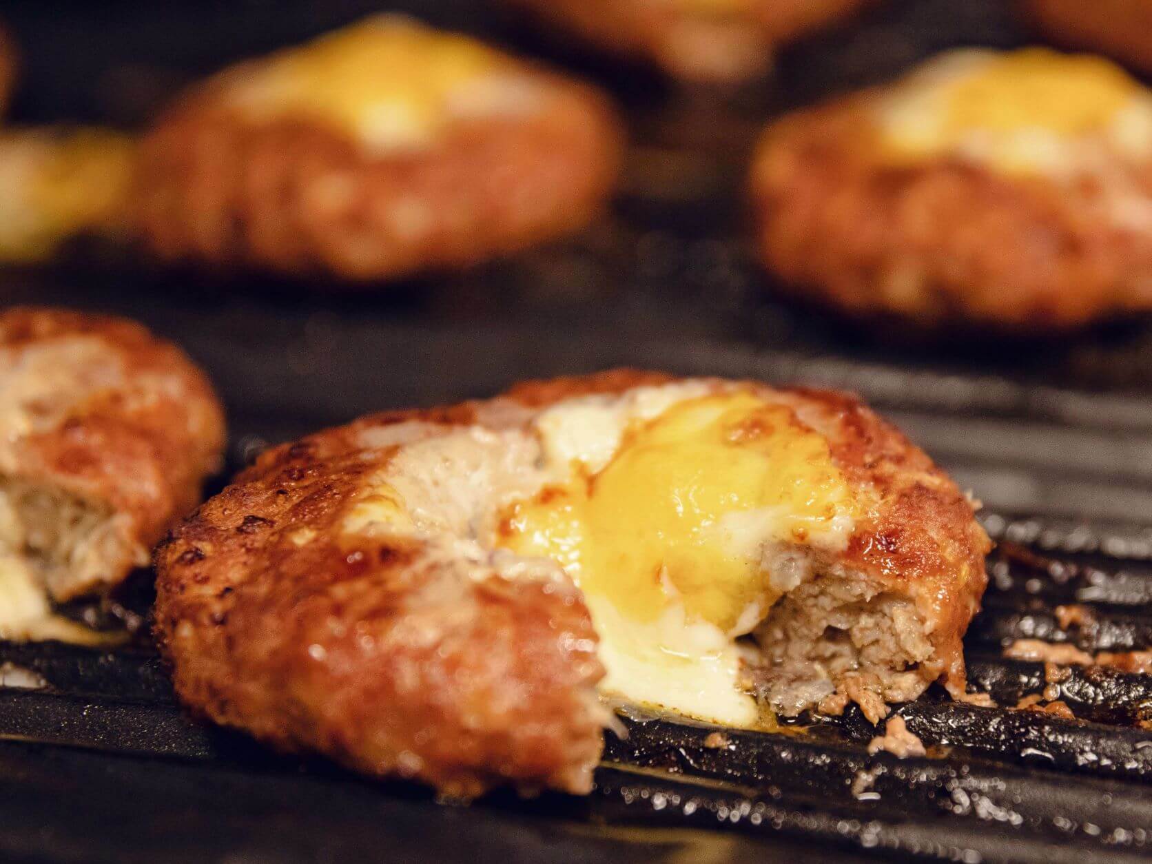 マンマチーズハンバーグ〈1個入り 固形量110g＋ソース28g〉_商品紹介2