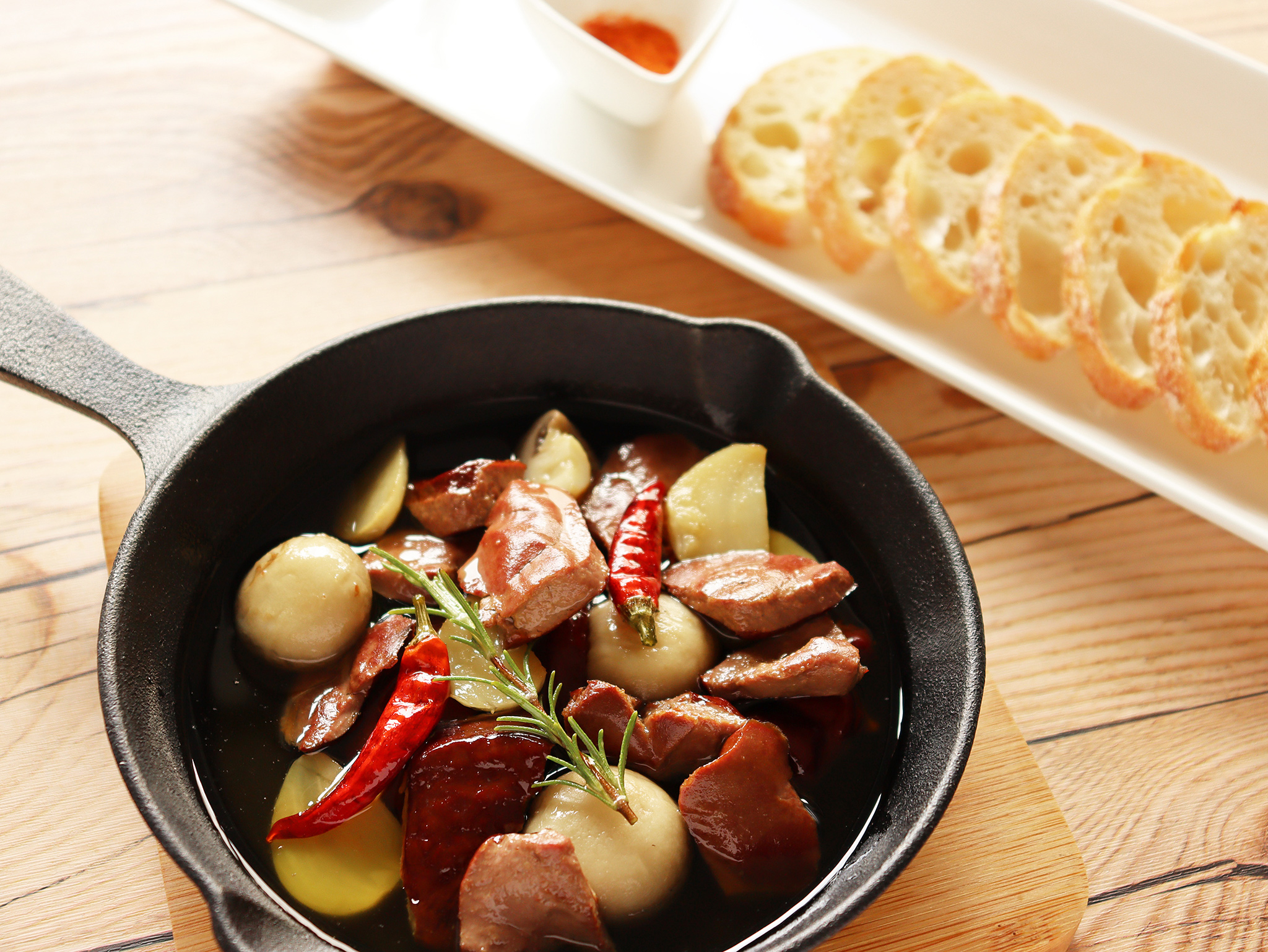 おつまみスモークレバー一味唐辛子つき〈60.2g(固形量60g+一味唐辛子0.2g)〉_商品紹介1